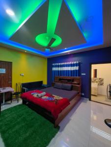 Schlafzimmer mit einem Bett mit grüner Decke in der Unterkunft Aashray Independent Homestay Dibrugarh in Dibrugarh