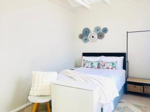 En eller flere senge i et værelse på Bahlaloga Studio Durbanville