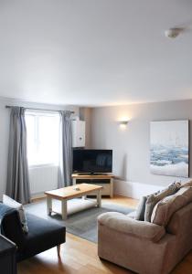 TV a/nebo společenská místnost v ubytování The Moorings