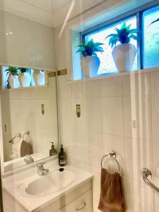 Ένα μπάνιο στο 99 Hill Street Apartments +23 φωτογραφίες