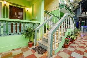 una scala in una casa con piante in vaso di Via Jesant Valley Resort - Nr Candolim Beach a Candolim