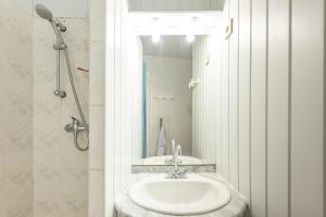 Appartement Ski, Au Pied Des Pistes في لا مونجي: حمام أبيض مع حوض ودش +12 صورة