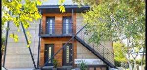 Το κτήριο όπου στεγάζεται  το διαμέρισμα