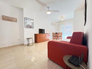 Una televisión o centro de entretenimiento en ACV - Costa Marina II-1ª línea planta 4 sur