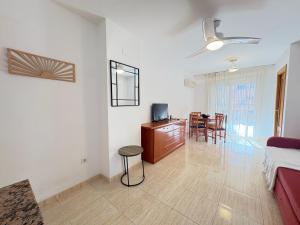 Una televisión o centro de entretenimiento en ACV - Costa Marina II-1ª línea planta 4 sur