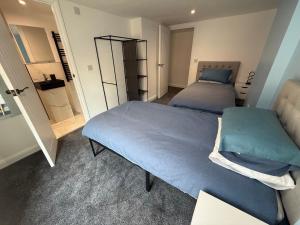 Ένα ή περισσότερα κρεβάτια σε δωμάτιο στο New 3 Bedroom Flat Close to Station