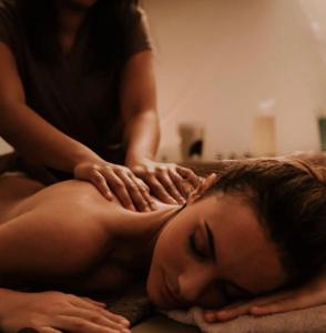 a woman getting a massage from a therapist at bungalow le TXOKO in Lit-et-Mixe