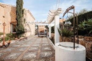 ein Innenhof mit einer weißen Pergola und einem Tisch in der Unterkunft Silversol in Jávea