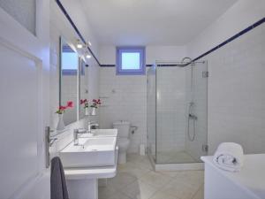 Ένα μπάνιο στο Villas Sundy