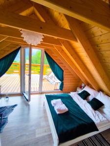 un letto in una stanza con soffitto in legno di Srebrna Polana - sauna, jacuzzi a Międzybrodzie Bialskie