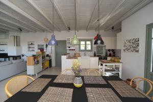 Η κουζίνα ή μικρή κουζίνα στο Villa Acorn