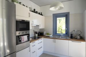 Kuchyň nebo kuchyňský kout v ubytování Villas Velanidies