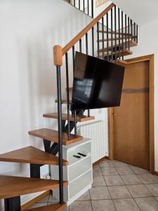 Μια τηλεόραση ή/και κέντρο ψυχαγωγίας στο Appartamento tranquillo a 300m dal mare