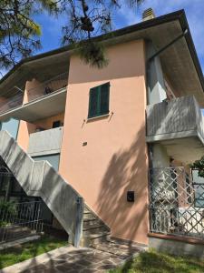 Το κτήριο όπου στεγάζεται  το διαμέρισμα