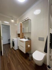 Et badeværelse på Gemütliches DG-Apartment in Weißenthurm, Wohnung 4