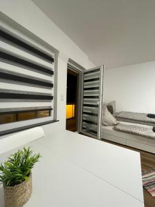 En eller flere senge i et værelse på Gemütliches DG-Apartment in Weißenthurm, Wohnung 4