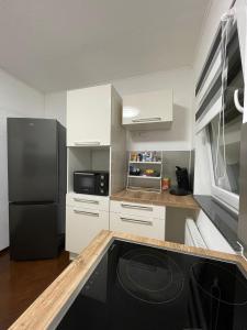 Køkken eller tekøkken på Gemütliches DG-Apartment in Weißenthurm, Wohnung 4 + 22 billeder