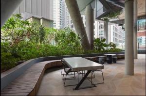 einen Tisch und eine Bank in einem Gebäude in der Unterkunft Cozy City-view home in the central CBD in Sydney