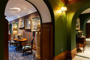 Un arco en una habitación con una mesa y sillas. en Hôtel Restaurant Million, en Albertville