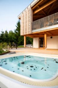 einen Whirlpool vor einem Haus in der Unterkunft Chalet des sorbiers in Gérardmer