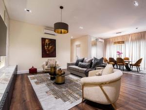 Χώρος καθιστικού στο Azusa Hotels and Apartments