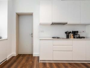 Η κουζίνα ή μικρή κουζίνα στο Azusa Hotels and Apartments