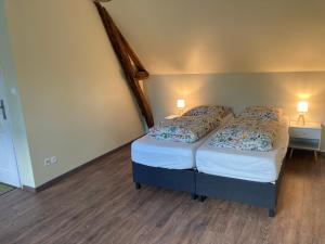 una piccola camera con due letti e due lampade di B&B L'Atout de France a Fléré-la-Rivière