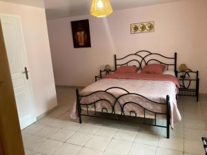 una camera da letto con un letto con cuscini rossi di B&B L'Atout de France a Fléré-la-Rivière