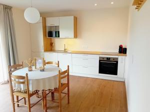 索姆勒兹Au nid du colibri的房间里有一张桌子和几把椅子的厨房