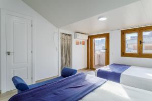 Un dormitorio con dos camas y una ventana. en Los Arenales al Sol, en Arenales del Sol 20 fotos más