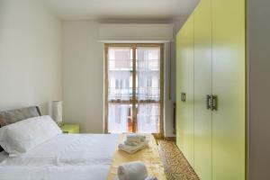 a bedroom with a white bed and a window at Andora See Breeze in Marina dʼAndora