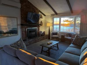 Φωτογραφία από το άλμπουμ του 5 Bedrooms with Stunning Views and Water Access σε Brewster