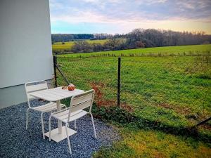 索姆勒兹Au nid du colibri的桌椅坐在带田野的庭院 更多4张照片