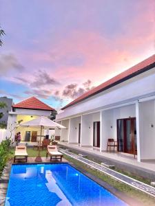 ein Bild einer Villa mit Swimmingpool in der Unterkunft Amitha Lodge Uluwatu in Uluwatu