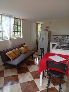 ein Wohnzimmer mit Sofa und Tisch in der Unterkunft Mini Apartamento Rural Fusagasuga Finca los Pinos in Fusagasuga