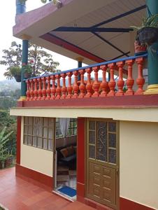 einen Außenblick auf ein Haus mit einem Balkon in der Unterkunft Mini Apartamento Rural Fusagasuga Finca los Pinos in Fusagasuga