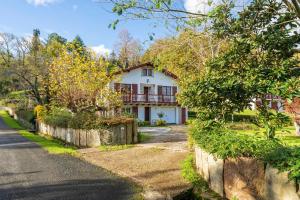 una casa sul ciglio di una strada di Appartement Txikia ad Amotz