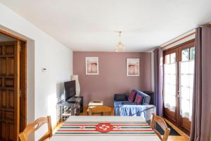 un soggiorno con un tavolo e un divano di Appartement Txikia ad Amotz