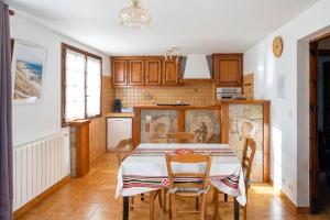 una cucina con un tavolo e sedie in una stanza di Appartement Txikia ad Amotz