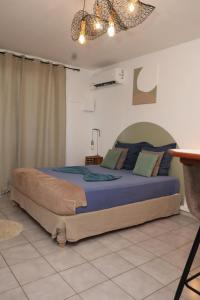 a bedroom with a large bed in a room at Kaz Mboa Vista - Rémire-Montjoly in Montjoly