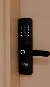 un telecomando nero appeso ad una porta di شقة في برج داماك a Gedda