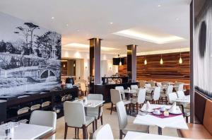 Un lugar para sentarse en The Hotel Pacific Near IGI