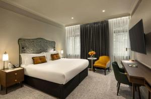 Una cama o camas en una habitación de The Hotel Pacific Near IGI