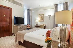 Una televisión o centro de entretenimiento en The Hotel Pacific Near IGI