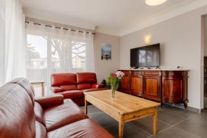 Et tv og/eller underholdning på Villa Amistad - centre - parking - jardin - lave linge et vaisselle