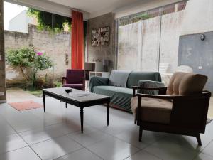 a living room with a couch and a coffee table at A 10 minutos de Ópera, Pedreira e Centro histórico, no parque São Lourenço Um lar amplo e aconchegante, com ar quente frio e vaga in Curitiba