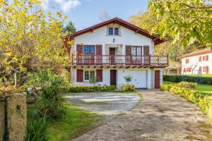 una casa con balcone e vialetto d'accesso di Appartement Handia ad Amotz