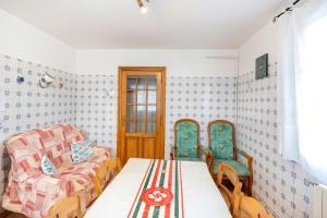 un soggiorno con un divano, un tavolo e delle sedie di Appartement Handia ad Amotz