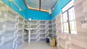 Arman homestay mawlynnong في Mawlynnong: حمام مع حوض ومرحاض