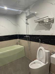 ein Badezimmer mit Toilette und Badewanne in der Unterkunft Tamcoc Athletic Bungalow & Restaurant in Ninh Bình